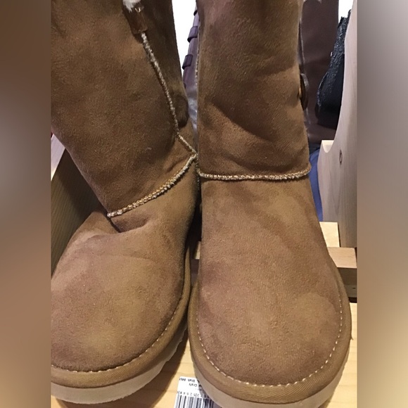 UGG Classic Brown Suede Winter Boots - Picture 4 of 9